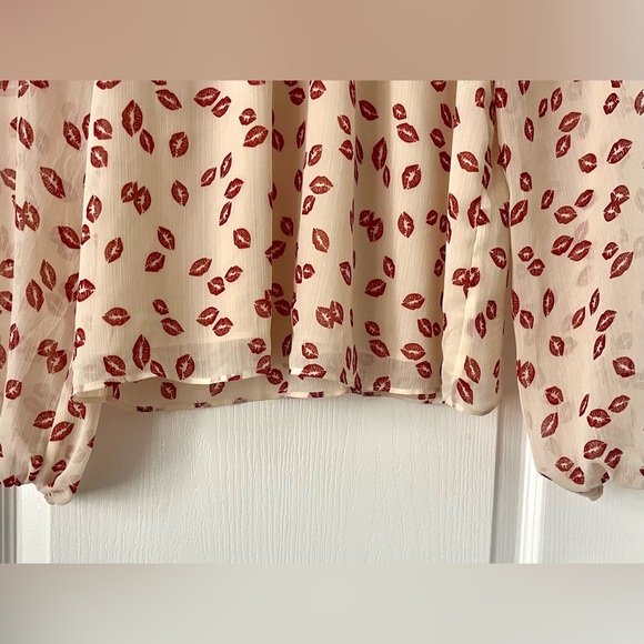 RW&CO Cowl Neck Blouse Cream Red Lips Sheer Small - Picture 4 of 13